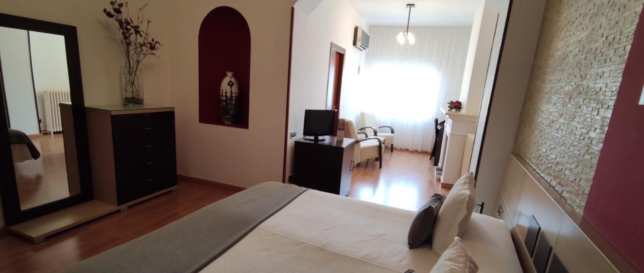 Hotel Segle XX Tremp Kültér fotó