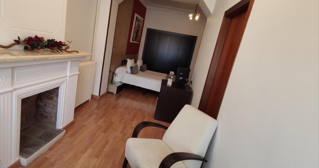 Hotel Segle XX Tremp Kültér fotó