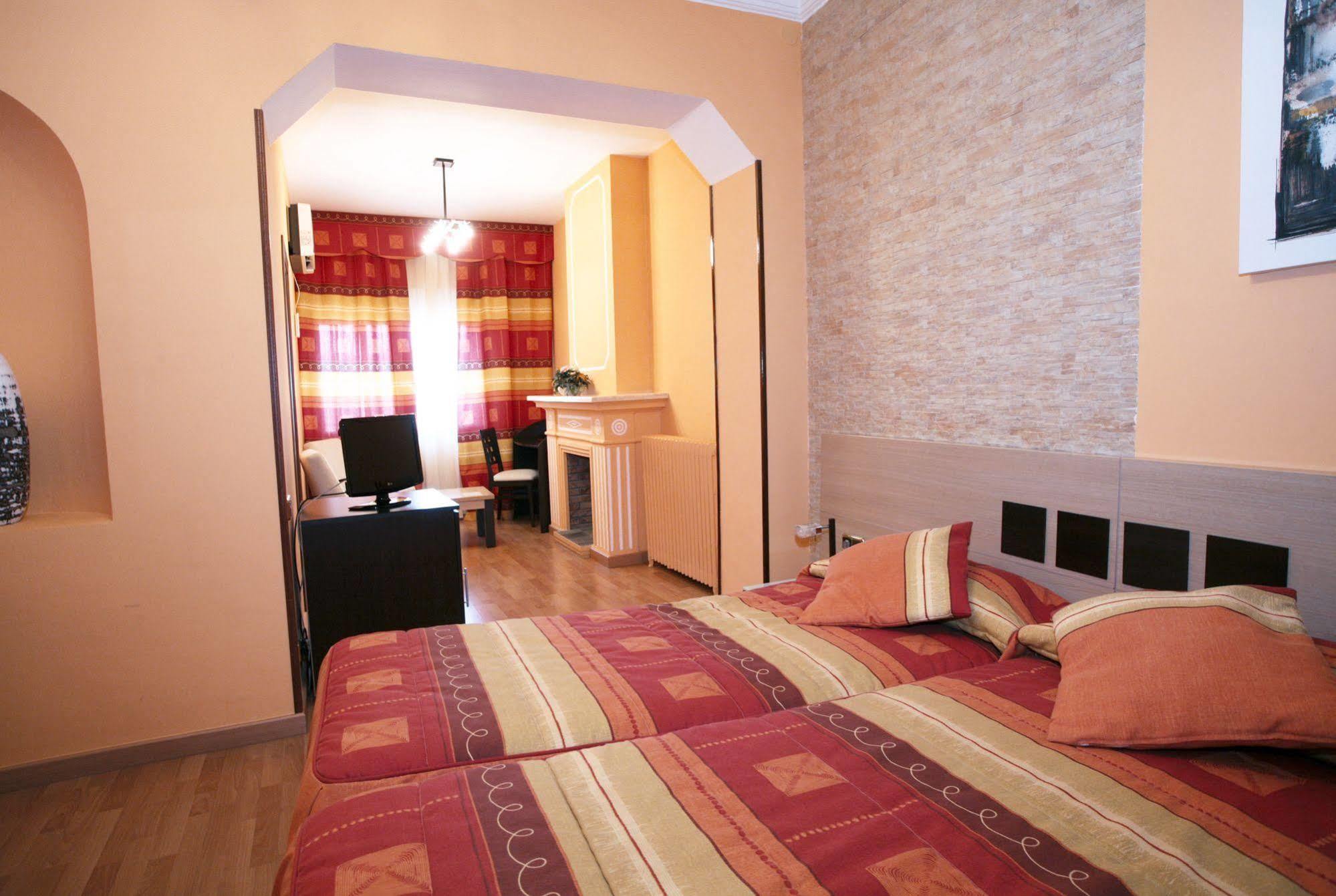 Hotel Segle XX Tremp Kültér fotó